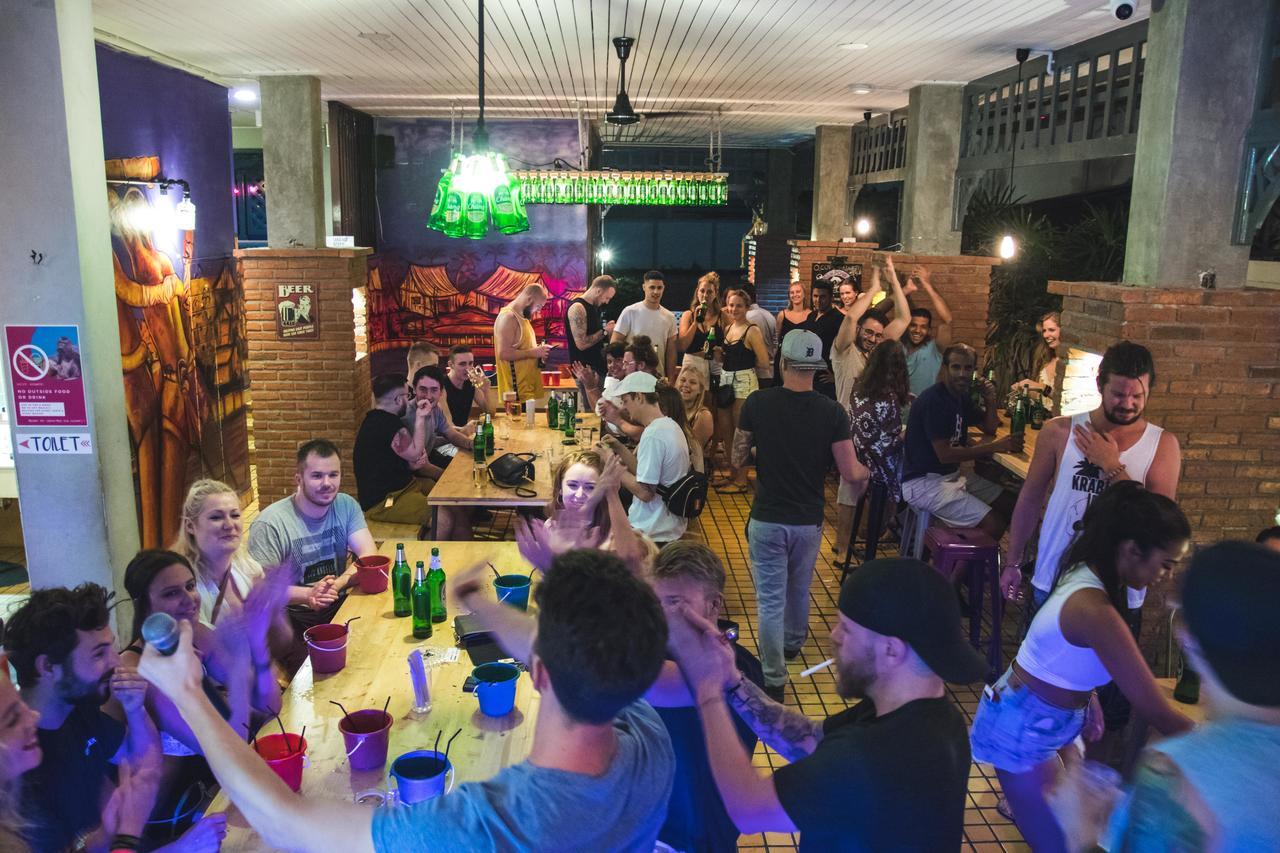 Mad Monkey Hostel Бангкок Экстерьер фото