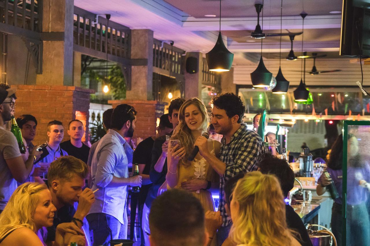 Mad Monkey Hostel Бангкок Экстерьер фото