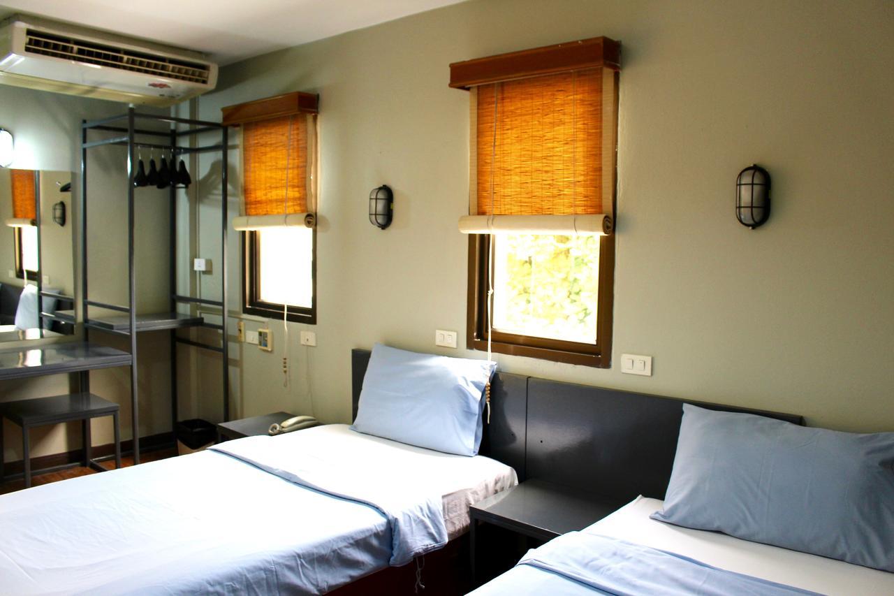 Mad Monkey Hostel Бангкок Экстерьер фото