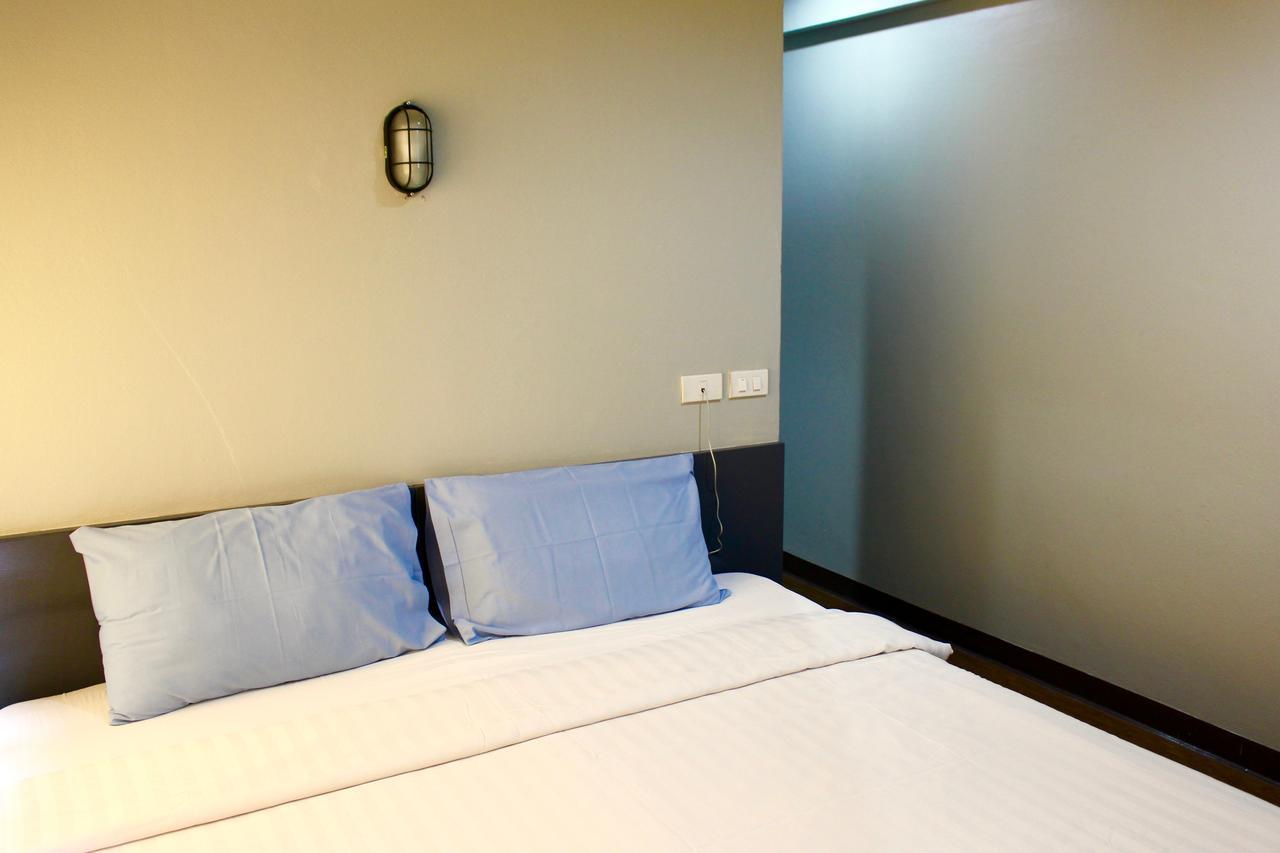 Mad Monkey Hostel Бангкок Экстерьер фото