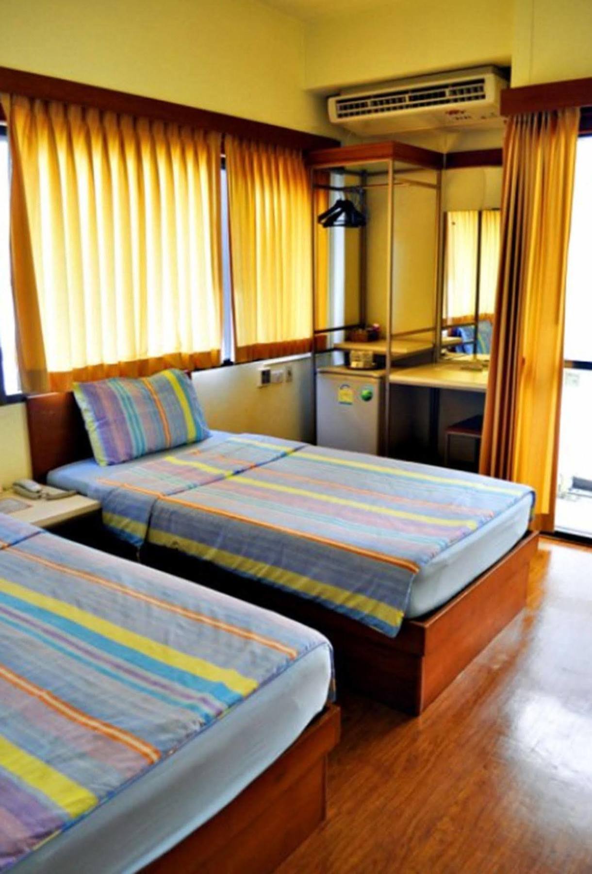 Mad Monkey Hostel Бангкок Экстерьер фото