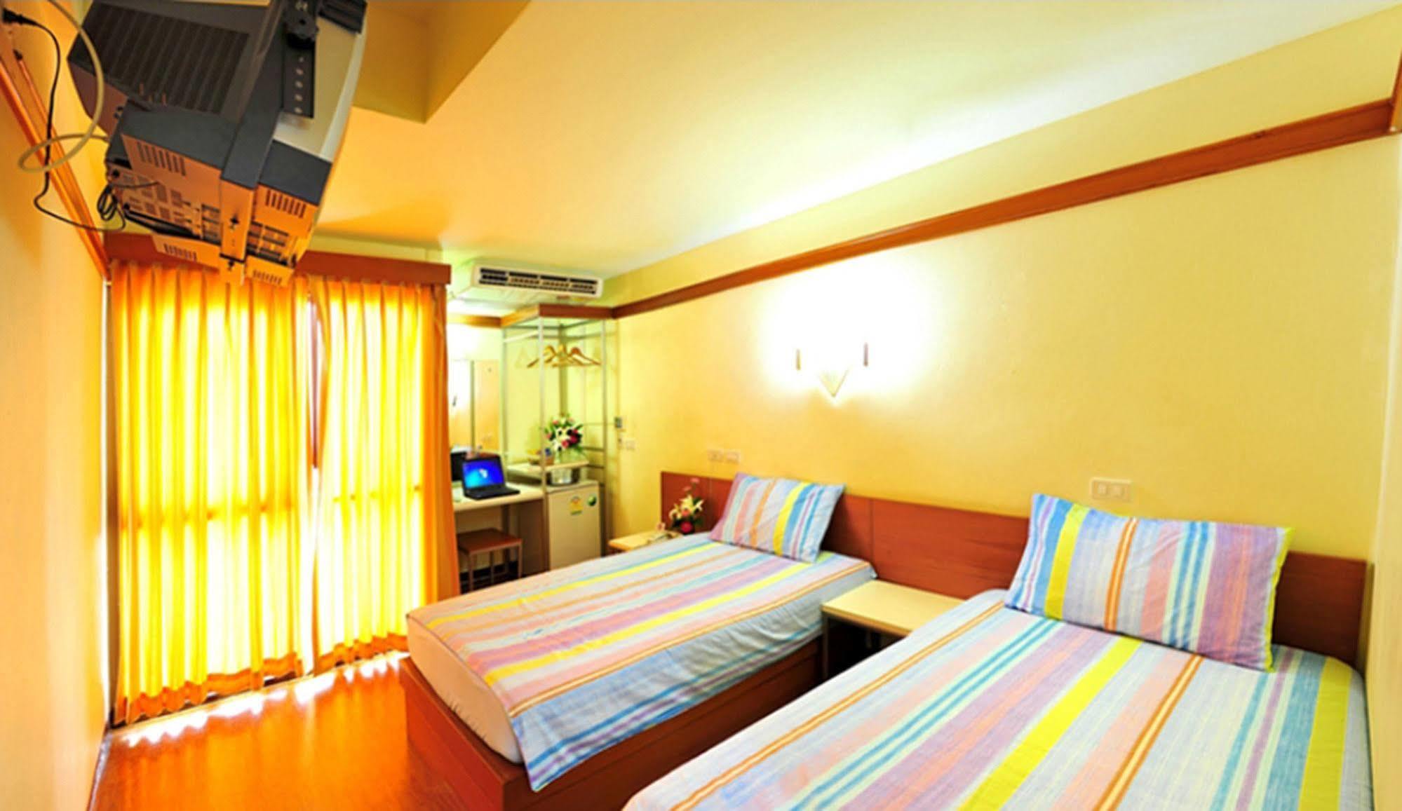 Mad Monkey Hostel Бангкок Экстерьер фото