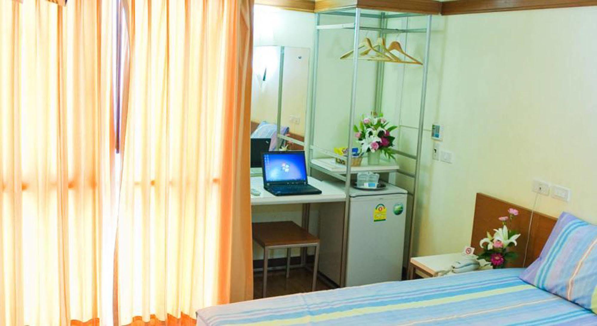 Mad Monkey Hostel Бангкок Экстерьер фото