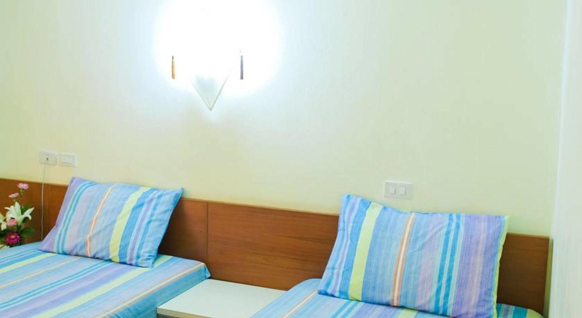Mad Monkey Hostel Бангкок Экстерьер фото