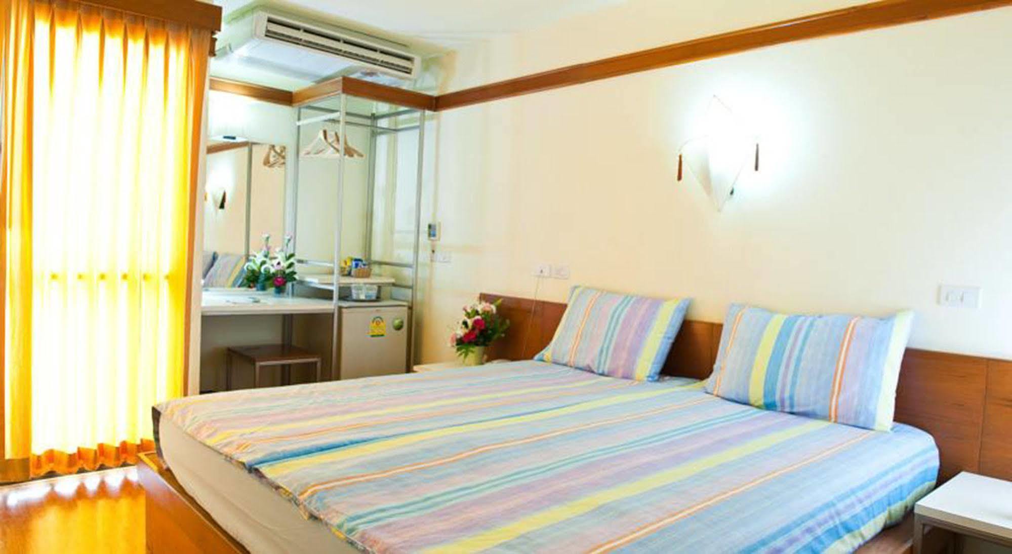 Mad Monkey Hostel Бангкок Экстерьер фото