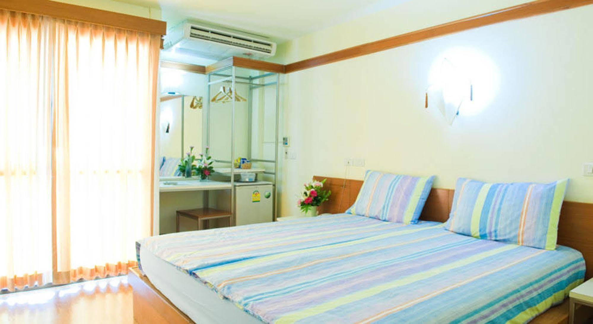 Mad Monkey Hostel Бангкок Экстерьер фото
