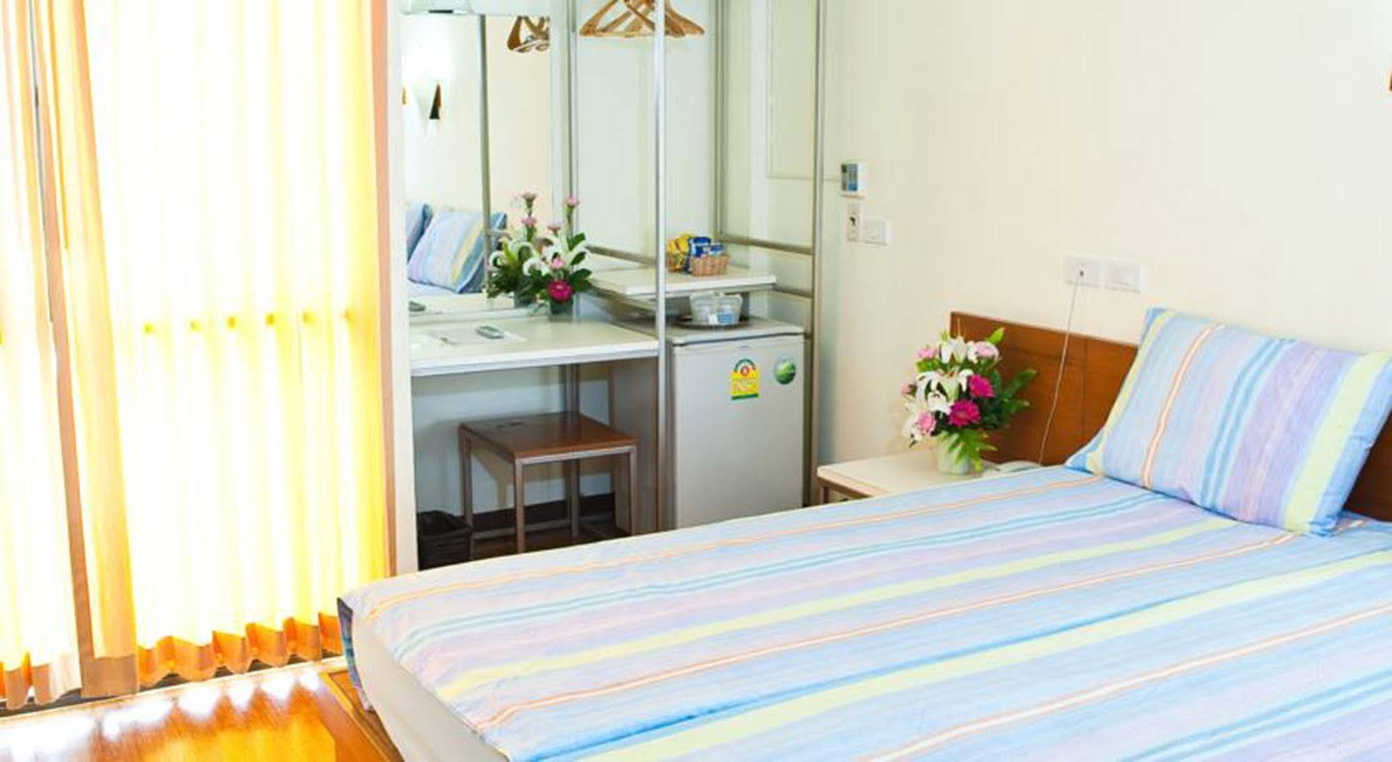Mad Monkey Hostel Бангкок Экстерьер фото