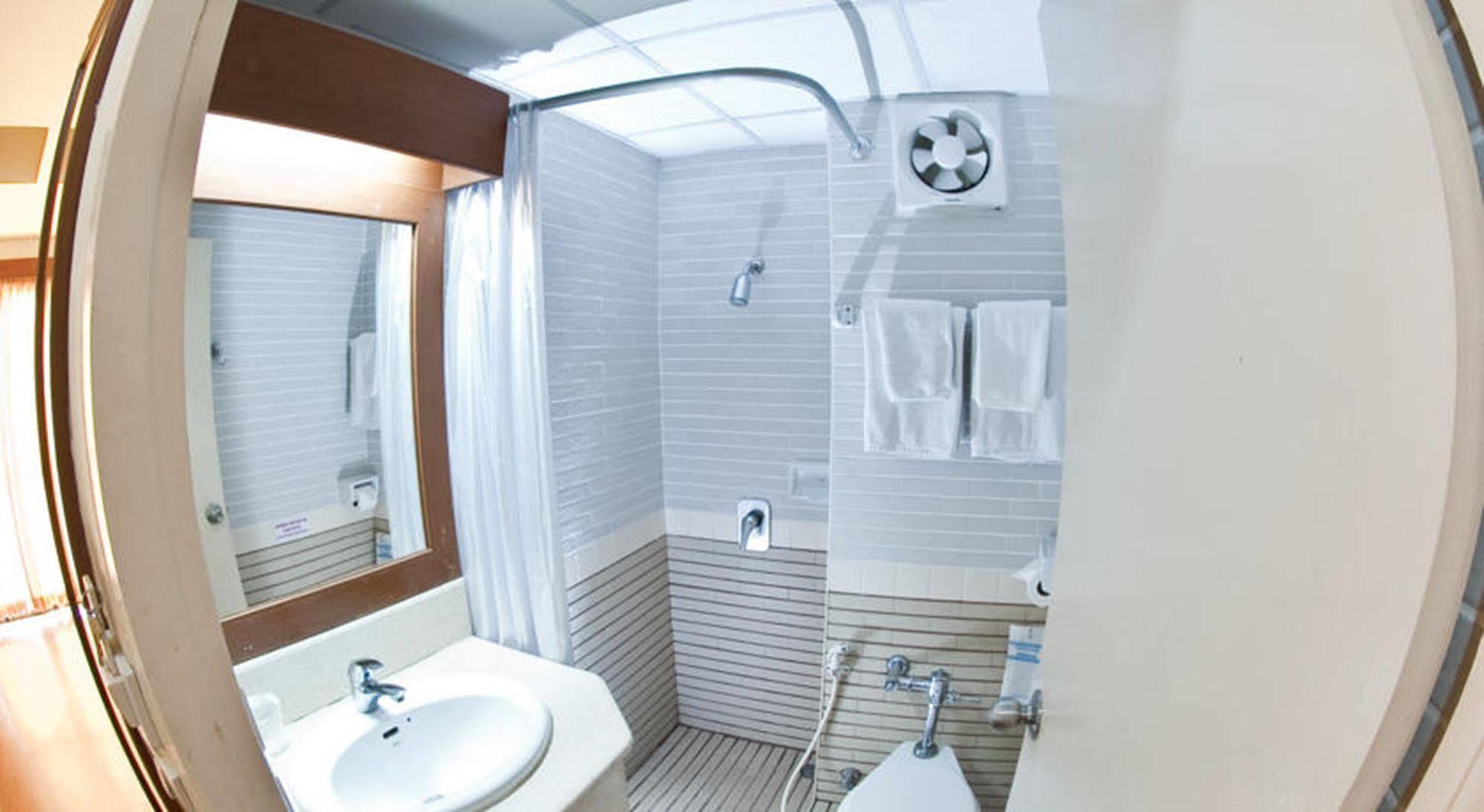 Mad Monkey Hostel Бангкок Экстерьер фото