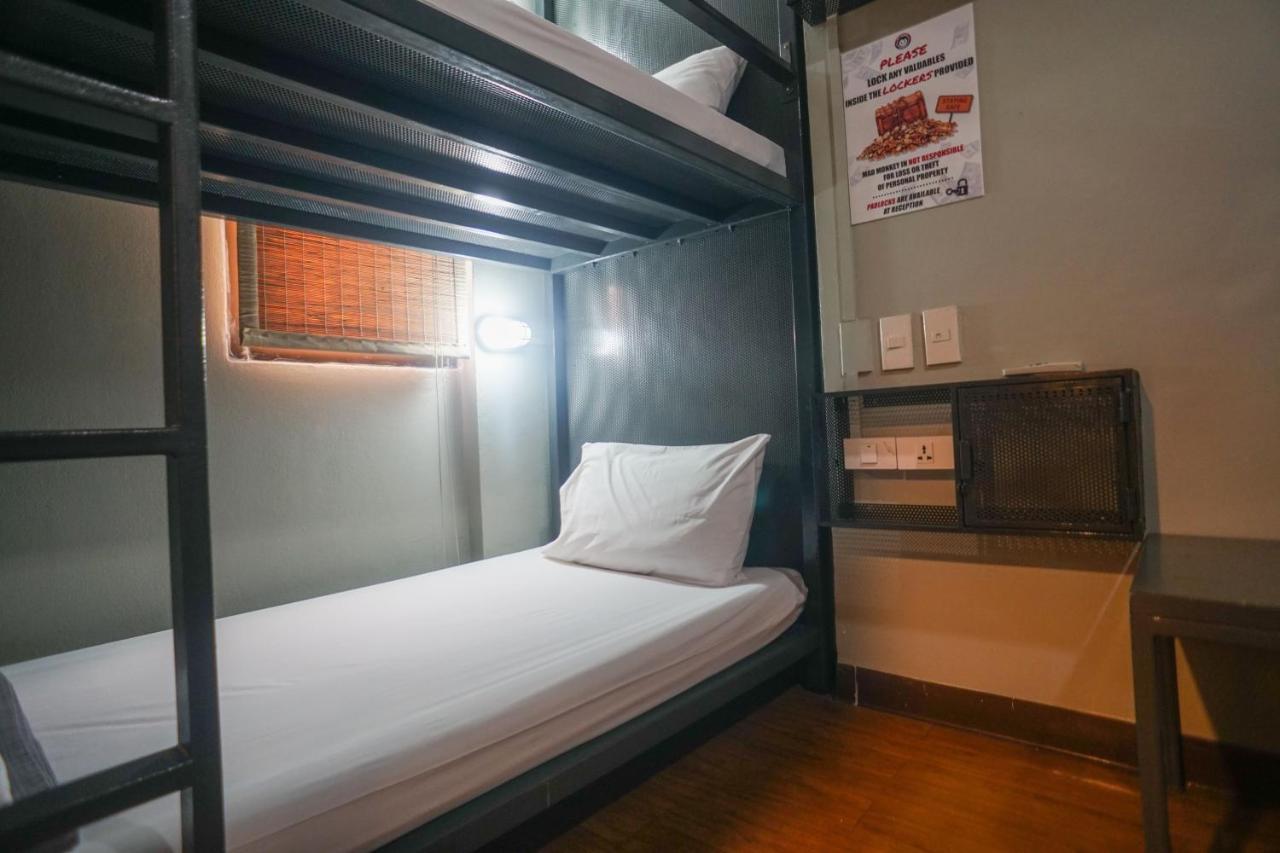 Mad Monkey Hostel Бангкок Номер фото