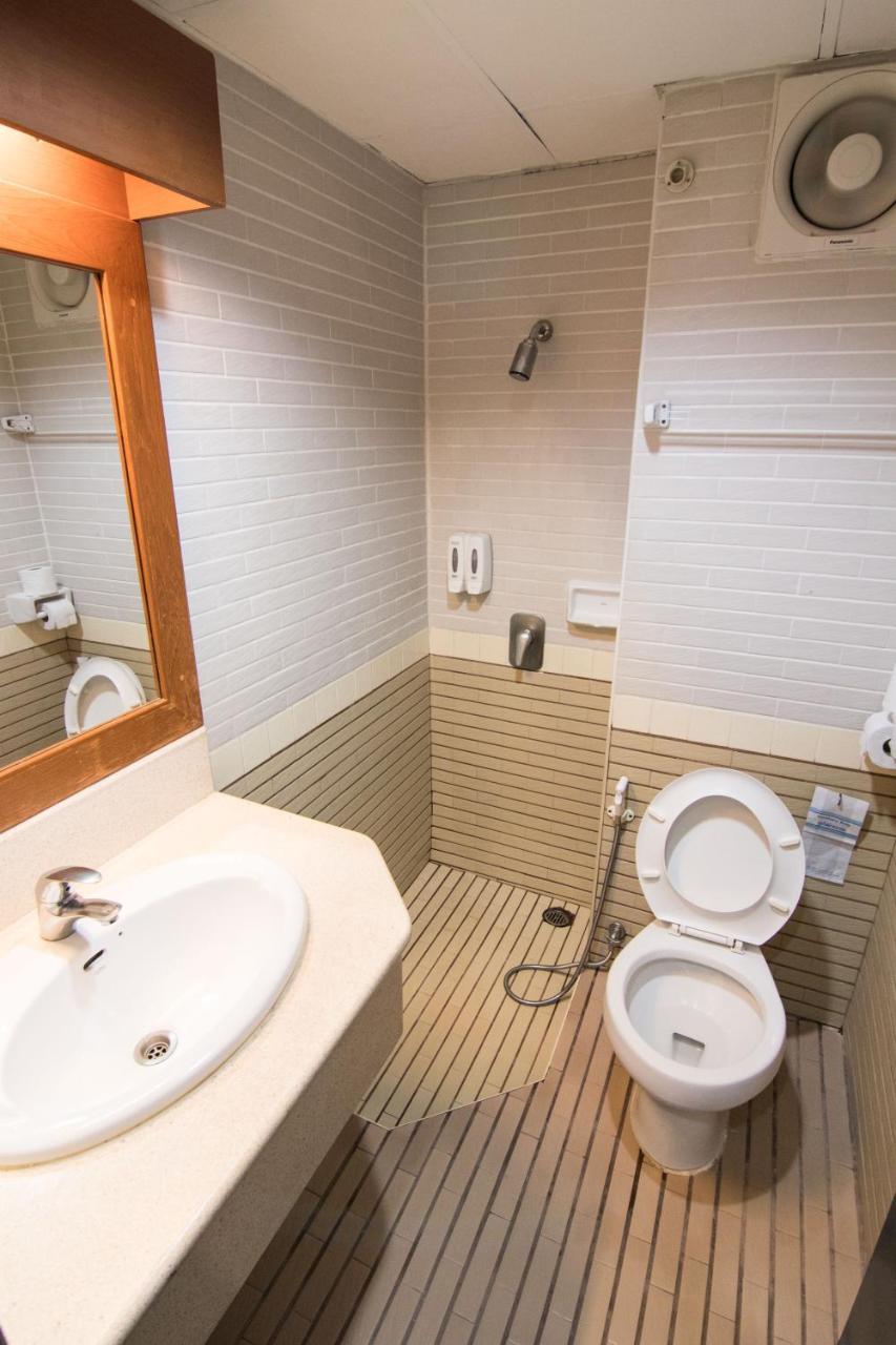 Mad Monkey Hostel Бангкок Экстерьер фото