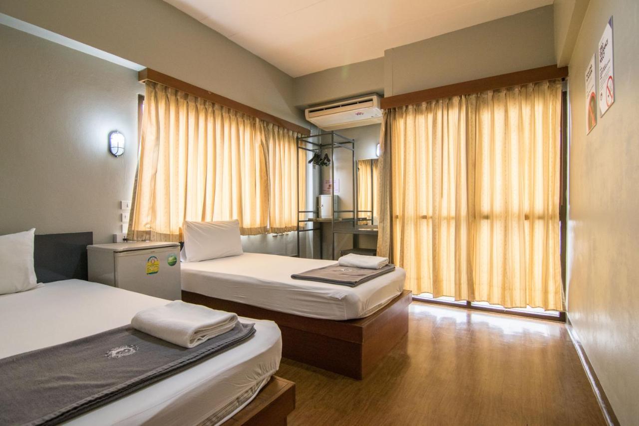 Mad Monkey Hostel Бангкок Экстерьер фото